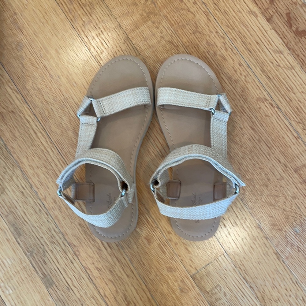 Like new Universal thread “teva” style sandals in a woven raffia material